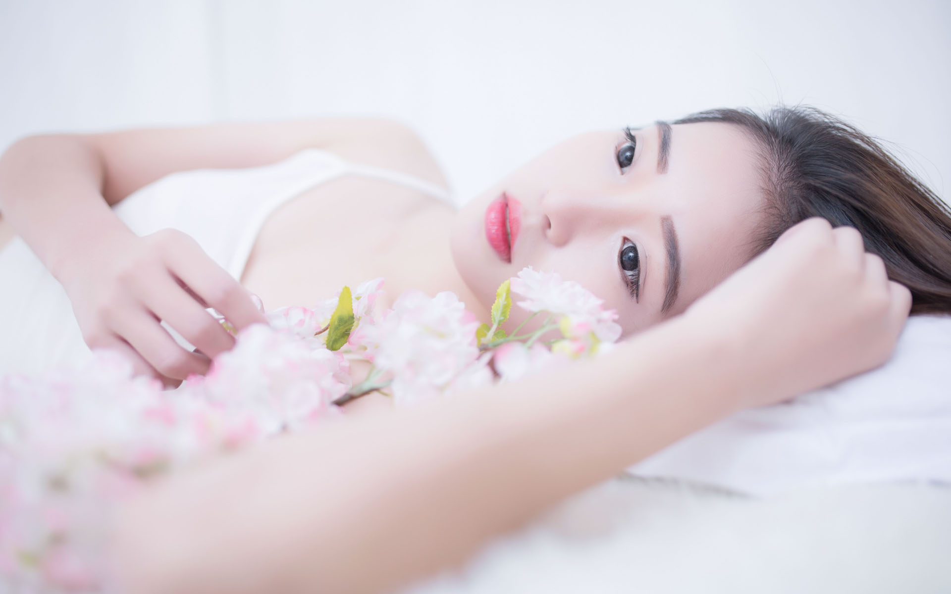 SUV悬在山坡两人危在旦夕 十几人拉绳作保险